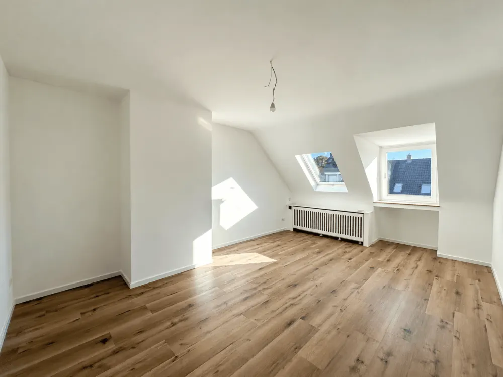 Oberkassel: Erstbezug nach Sanierung - lichtverwöhnte 2-Zimmer-Wohnung mit Balkon und Einbauküche!