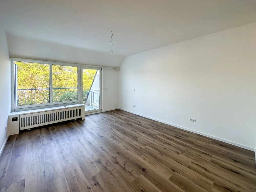 Oberkassel: Erstbezug nach Sanierung - lichtverwöhnte 2-Zimmer-Wohnung mit Balkon und Einbauküche!