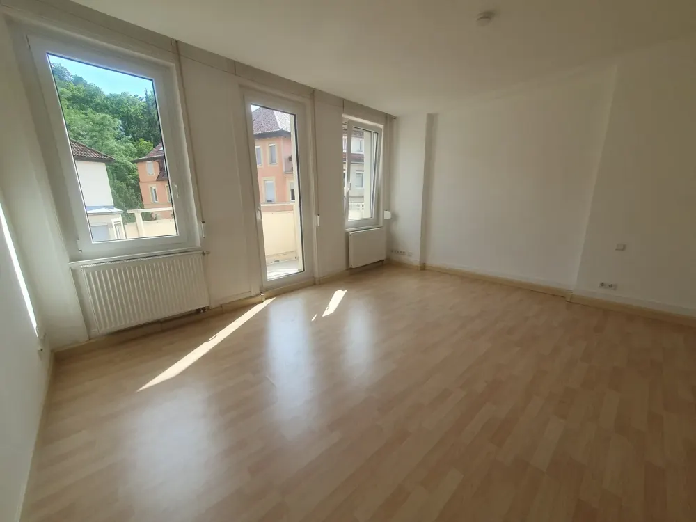 S-West - Große 3-Zimmer-WHG mit EBK u. 2x Balkon 4.OG