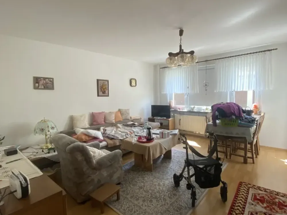 شقة مشرقة مكونة من 3 غرف مع مطبخ وحمام للمعيشة المريحة