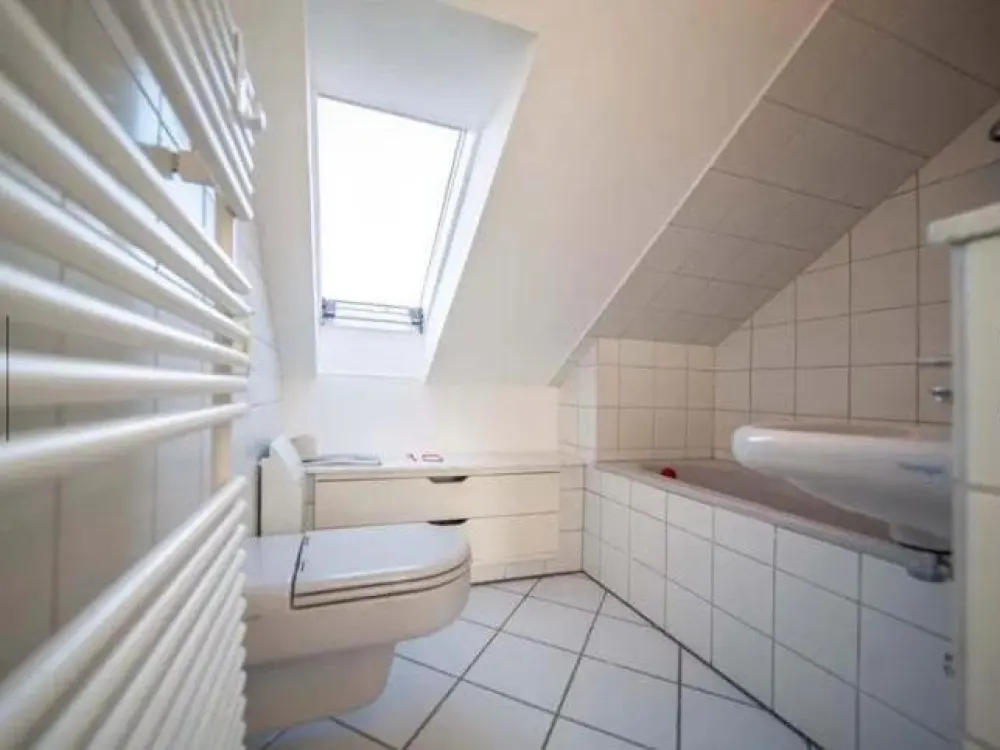 WG-Zimmer in großzügiger Dachgeschosswohnung