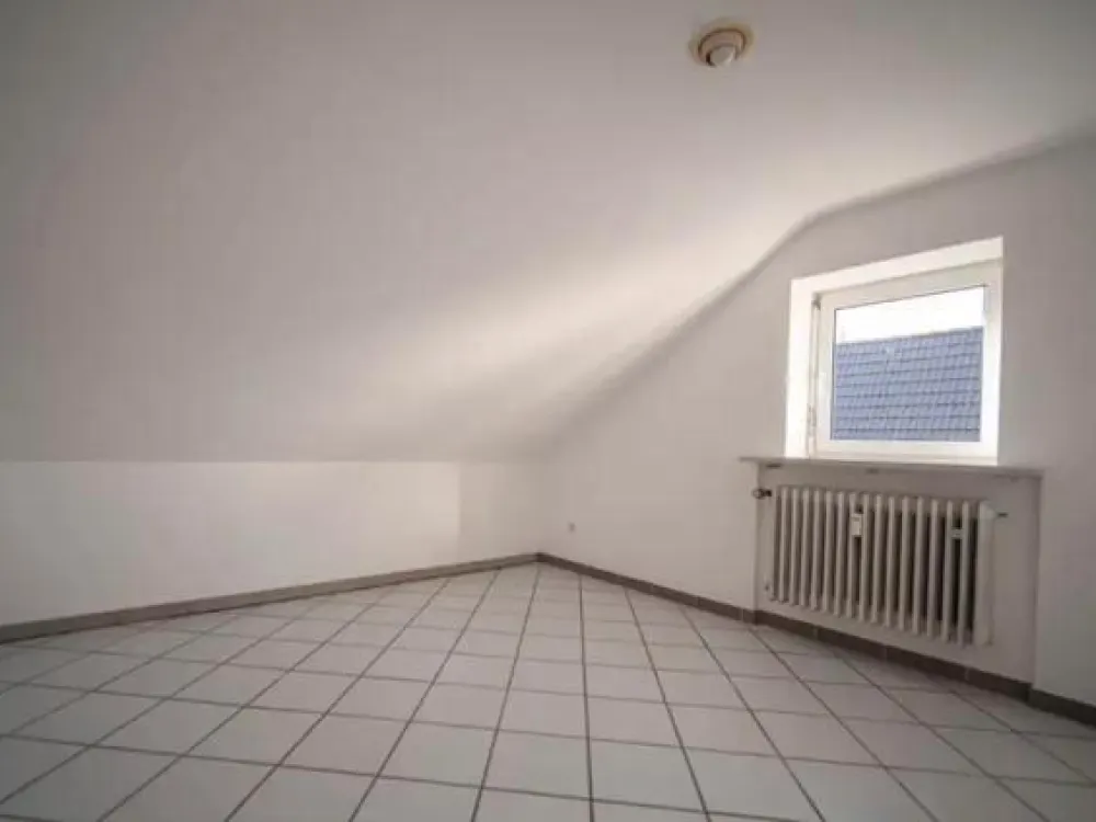 WG-Zimmer in großzügiger Dachgeschosswohnung