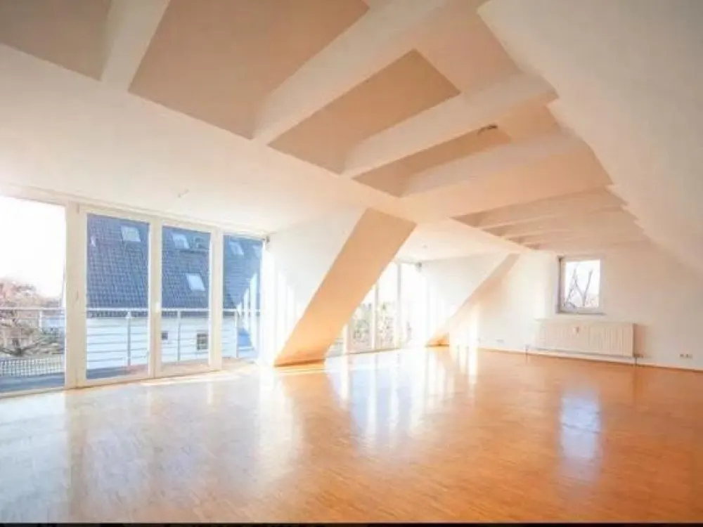 WG-Zimmer in großzügiger Dachgeschosswohnung