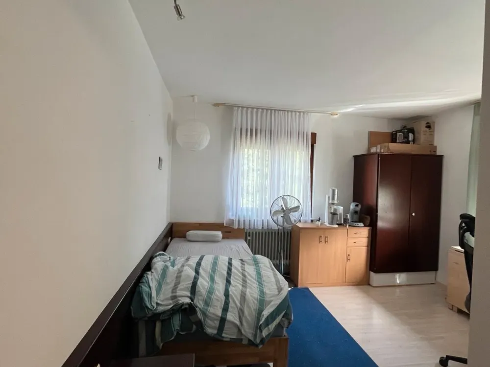 Bright Shared Apartment Room with Shower Bath in Central Location Seeks New Tenant