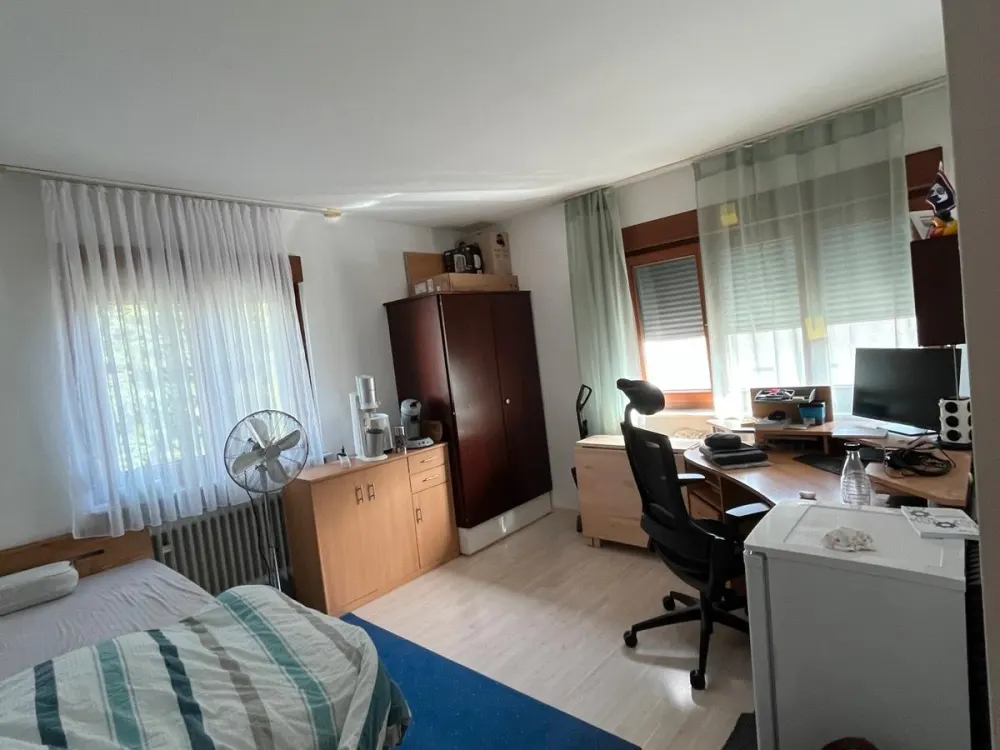 Bright Shared Apartment Room with Shower Bath in Central Location Seeks New Tenant