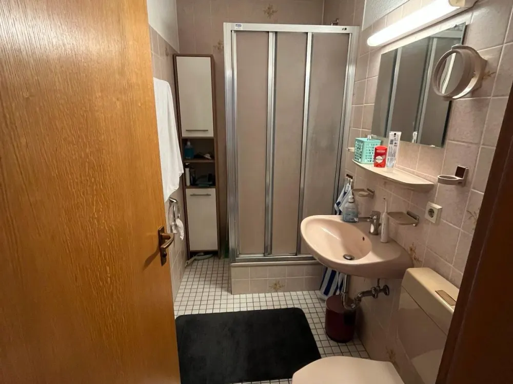 Bright Shared Apartment Room with Shower Bath in Central Location Seeks New Tenant