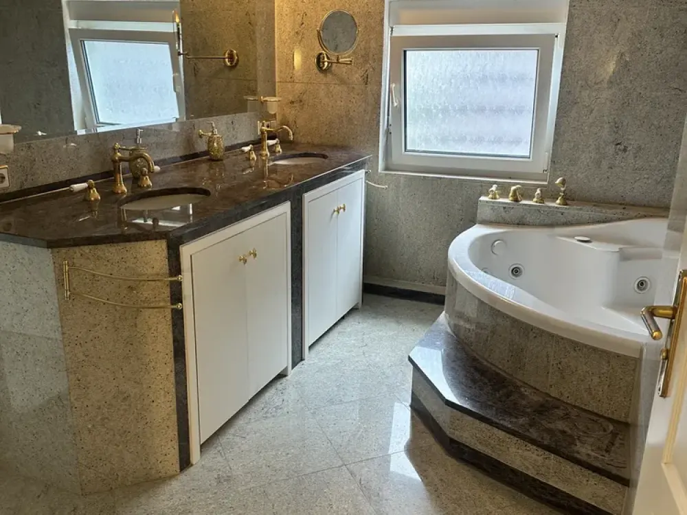 Gepflegte sehr große 2,5 Zimmer-Wohnung mit Garten und Balkon, 2.OG in Kornwestheim - S-Bahn 5 Min.