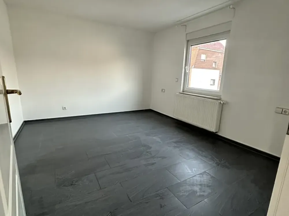 Gepflegte sehr große 2,5 Zimmer-Wohnung mit Garten und Balkon, 2.OG in Kornwestheim - S-Bahn 5 Min.