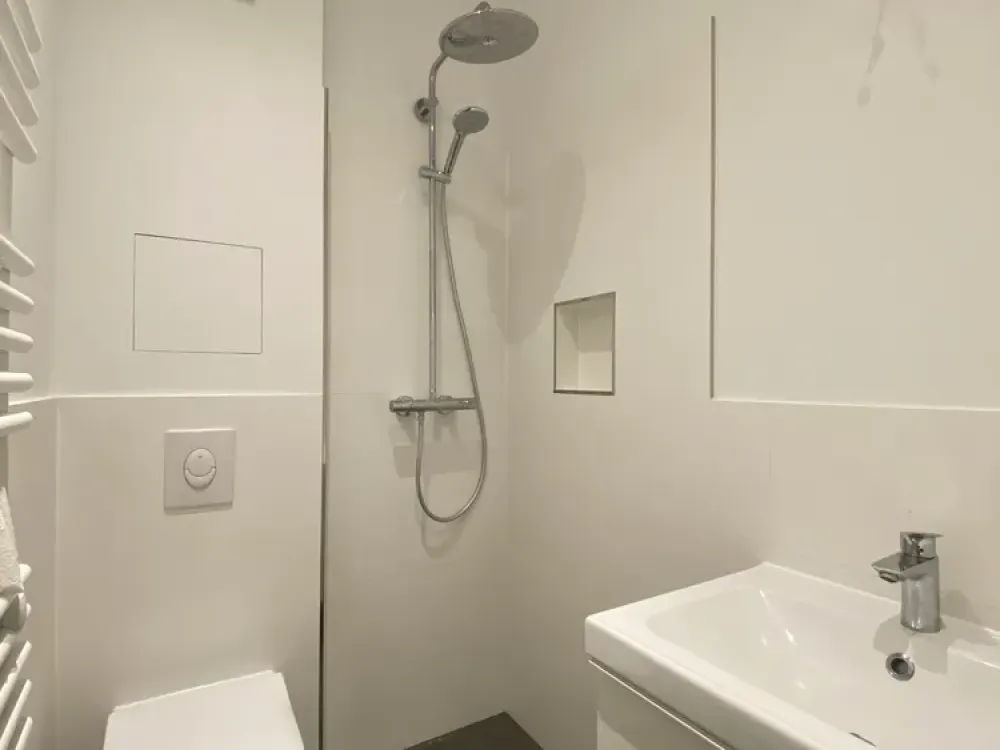 Single-Apartment mit Einbauküche und Balkon: attraktive 2-Zimmer-Wohnung am Boxhagener Platz