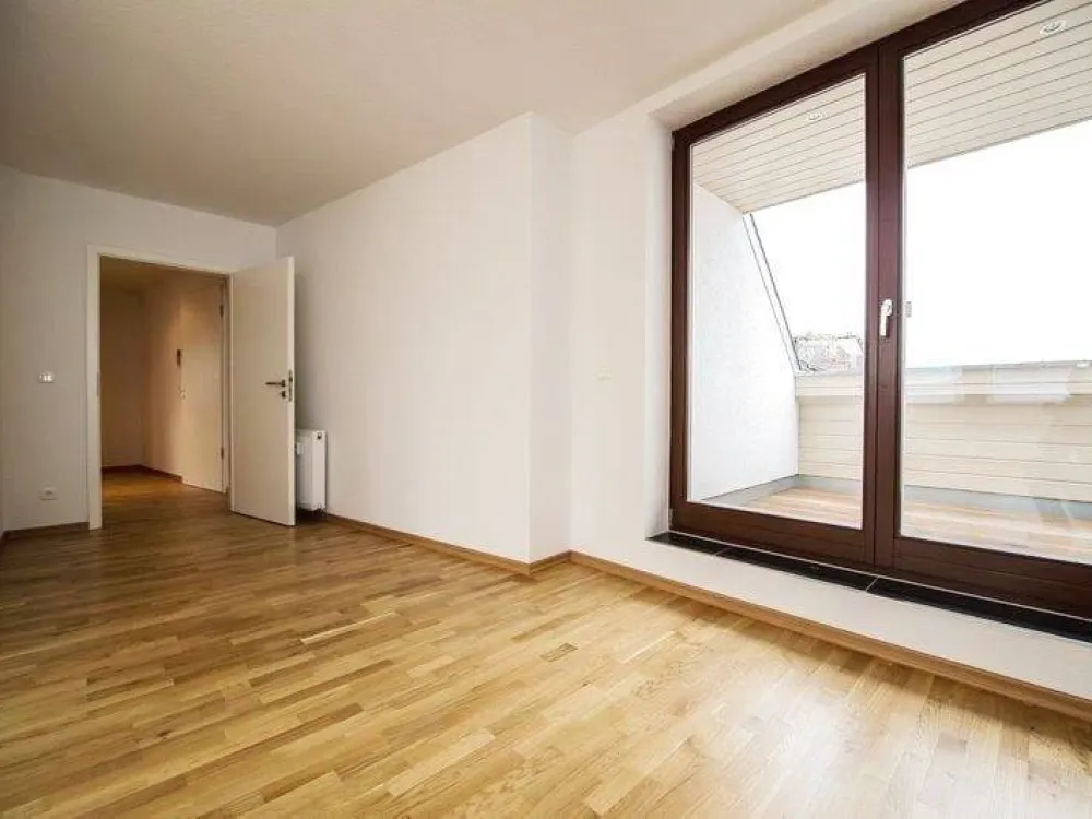 Viel Platz im Dachgeschoss! + Loggia + Parkett + Wanne & Dusche + Fußbodenheizung + PKW-Stellplatz