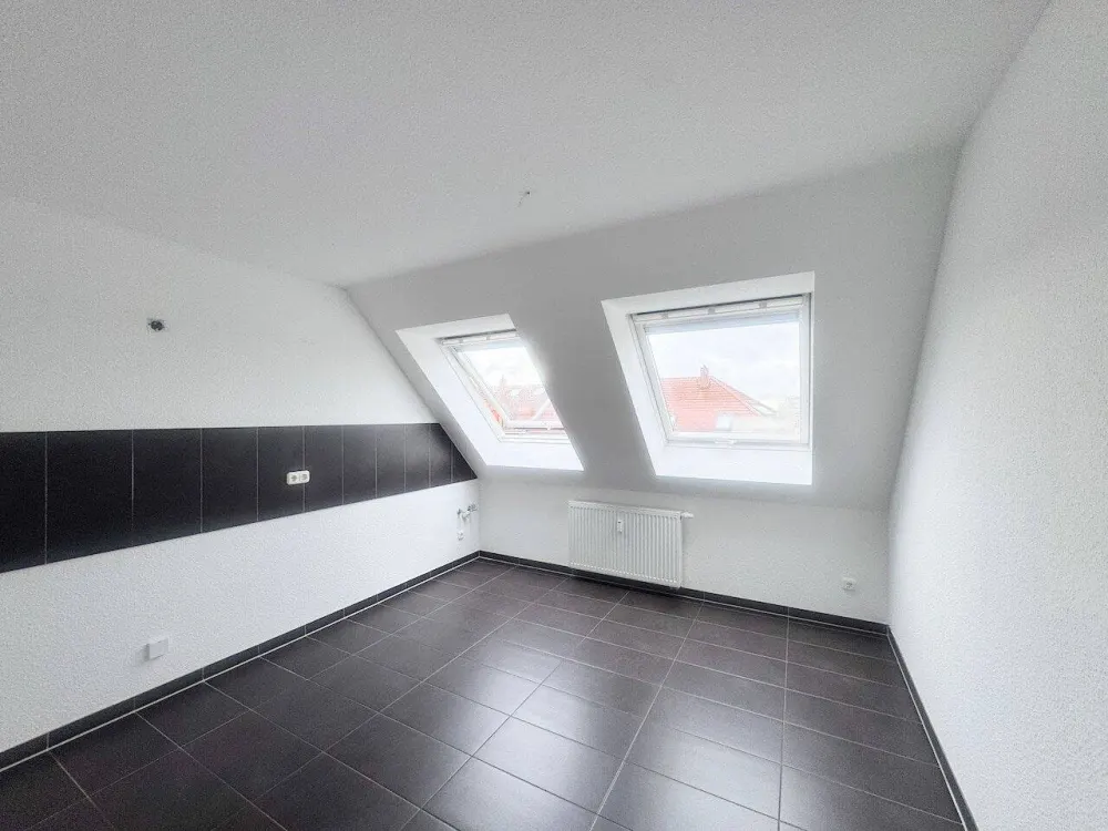Viel Platz im Dachgeschoss! + Loggia + Parkett + Wanne & Dusche + Fußbodenheizung + PKW-Stellplatz