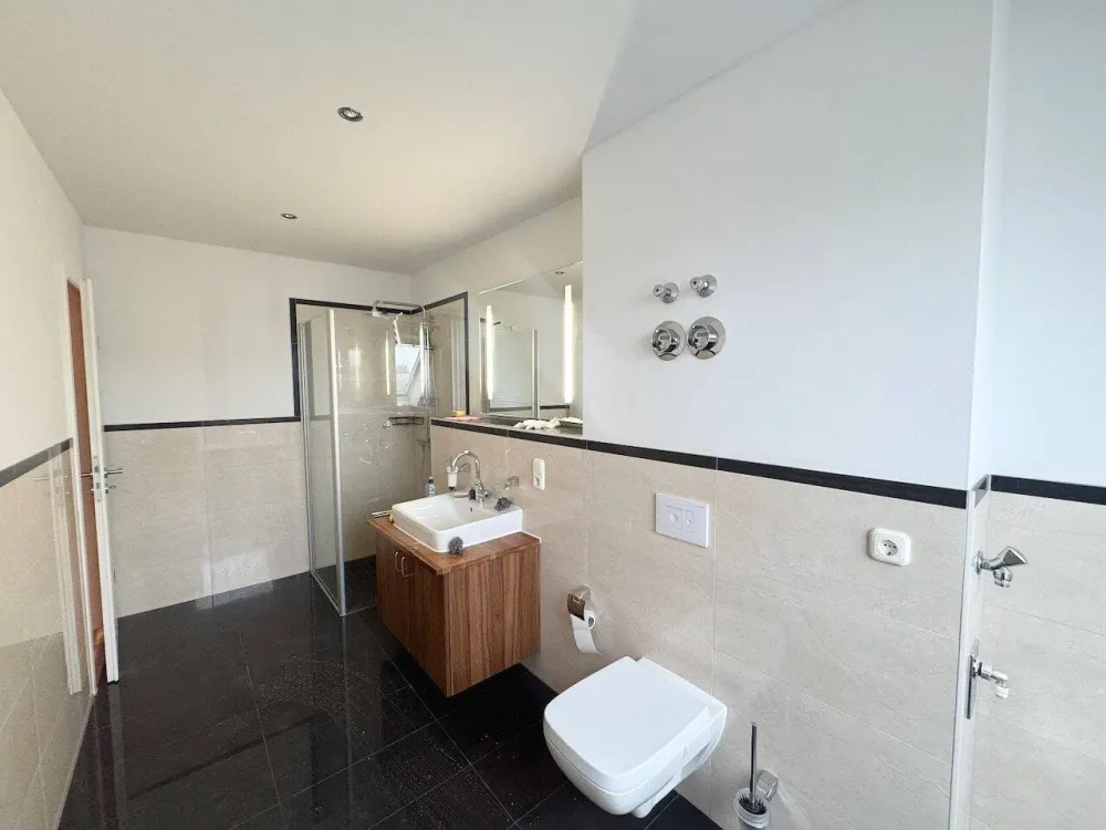 Viel Platz im Dachgeschoss! + Loggia + Parkett + Wanne & Dusche + Fußbodenheizung + PKW-Stellplatz