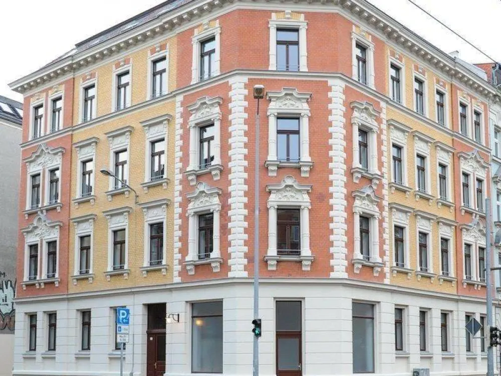 Viel Platz im Dachgeschoss! + Loggia + Parkett + Wanne & Dusche + Fußbodenheizung + PKW-Stellplatz