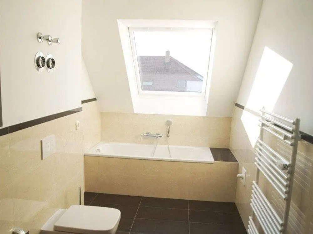 Viel Platz im Dachgeschoss! + Loggia + Parkett + Wanne & Dusche + Fußbodenheizung + PKW-Stellplatz