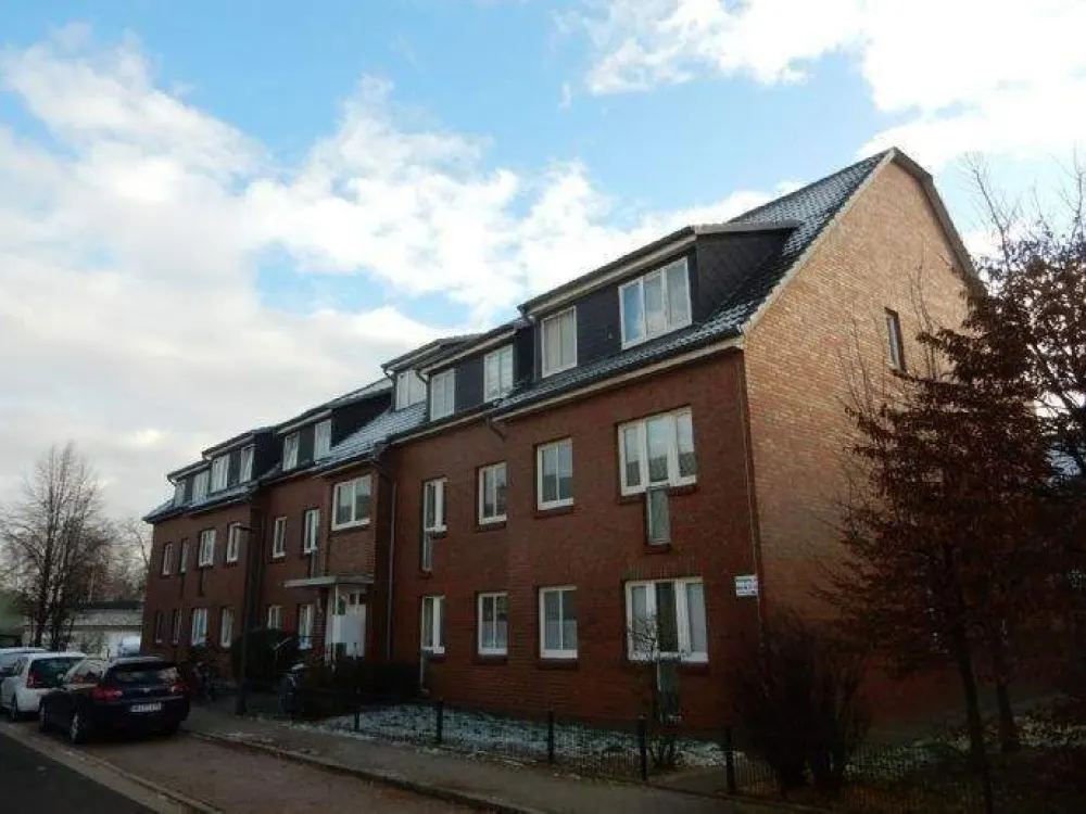 Für Berufstätige! Frisch gestrichene, schöne 4-Zi-Whg, großer Balkon, frisch saniertes Du-Bad, neue EBK, Vinylboden neu, Garage/Stellplatz möglich