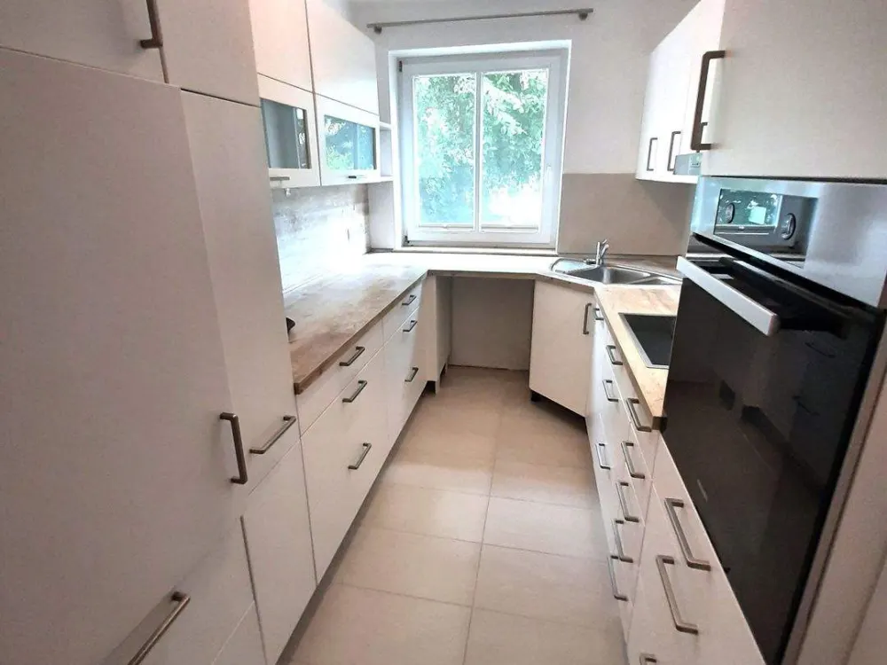 Für Berufstätige! Frisch gestrichene, schöne 4-Zi-Whg, großer Balkon, frisch saniertes Du-Bad, neue EBK, Vinylboden neu, Garage/Stellplatz möglich