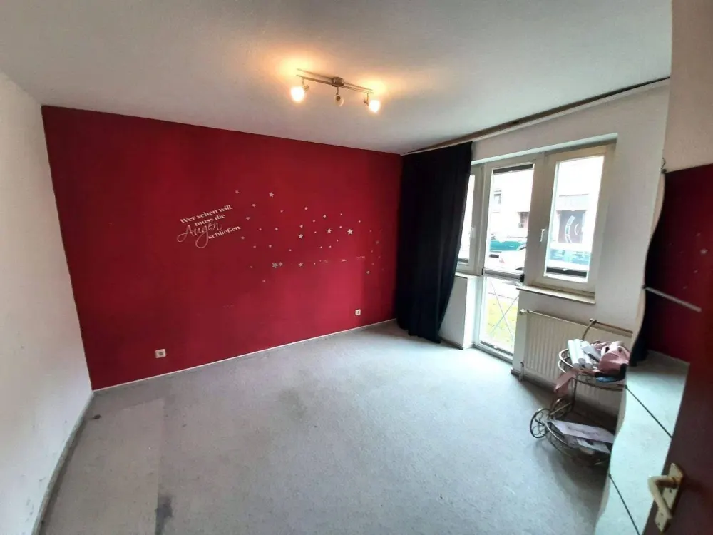 Für Berufstätige! Frisch gestrichene, schöne 4-Zi-Whg, großer Balkon, frisch saniertes Du-Bad, neue EBK, Vinylboden neu, Garage/Stellplatz möglich