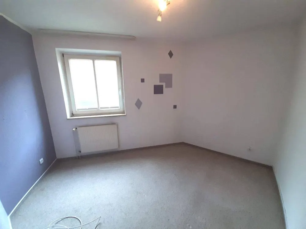 Für Berufstätige! Frisch gestrichene, schöne 4-Zi-Whg, großer Balkon, frisch saniertes Du-Bad, neue EBK, Vinylboden neu, Garage/Stellplatz möglich