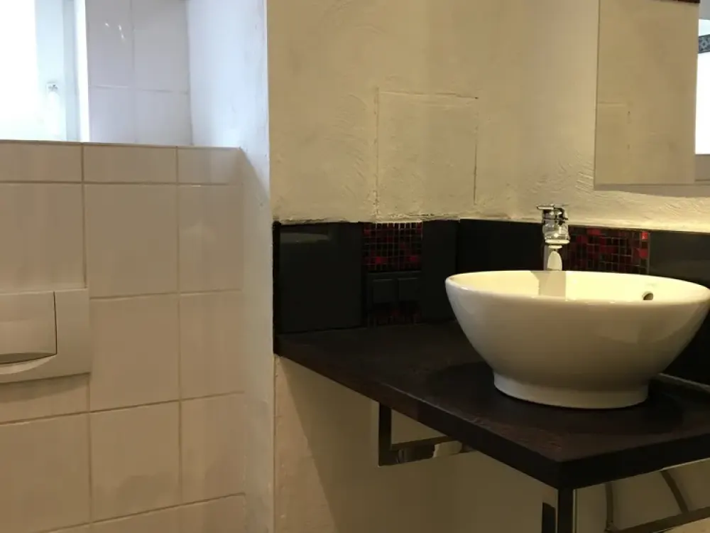 1 Room Apartment with Balcony, Parking Space and Fitted Kitchen for Rent!
