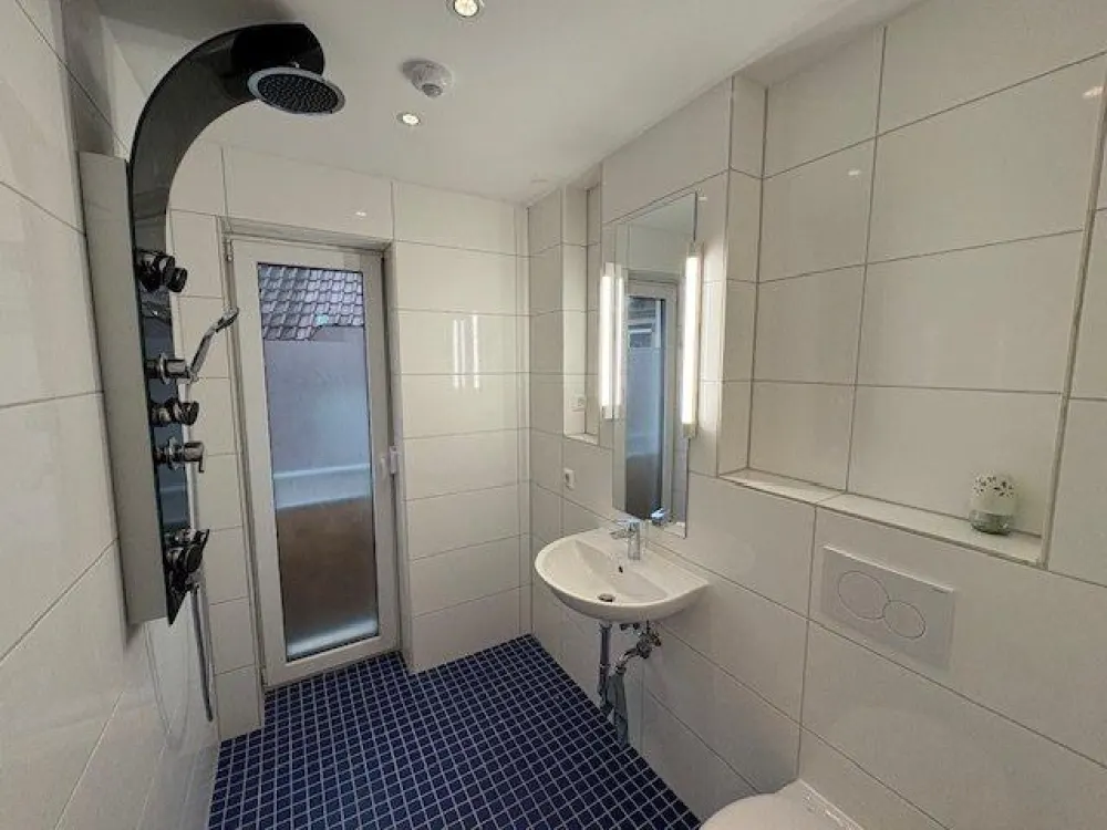 privates Bad direkt am möblierten Zimmer, Balkon, 3erWG EBK,WM,U1
