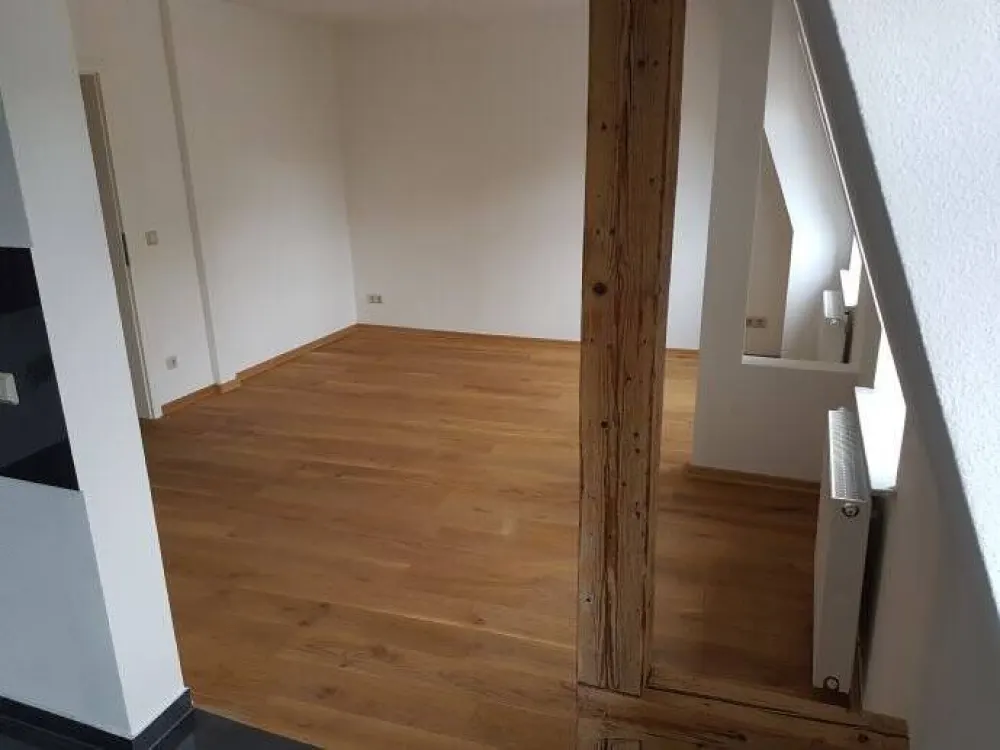 Large 5-Room Old Building Apartment + Bathtub + Large Eat-In Kitchen