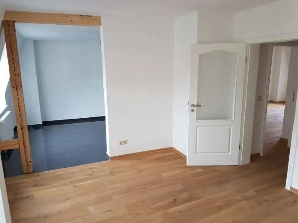 Large 5-Room Old Building Apartment + Bathtub + Large Eat-In Kitchen