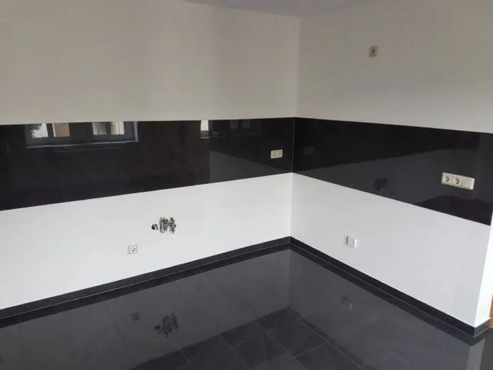 Large 5-Room Old Building Apartment + Bathtub + Large Eat-In Kitchen