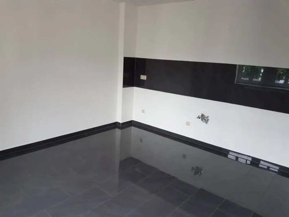 Large 5-Room Old Building Apartment + Bathtub + Large Eat-In Kitchen