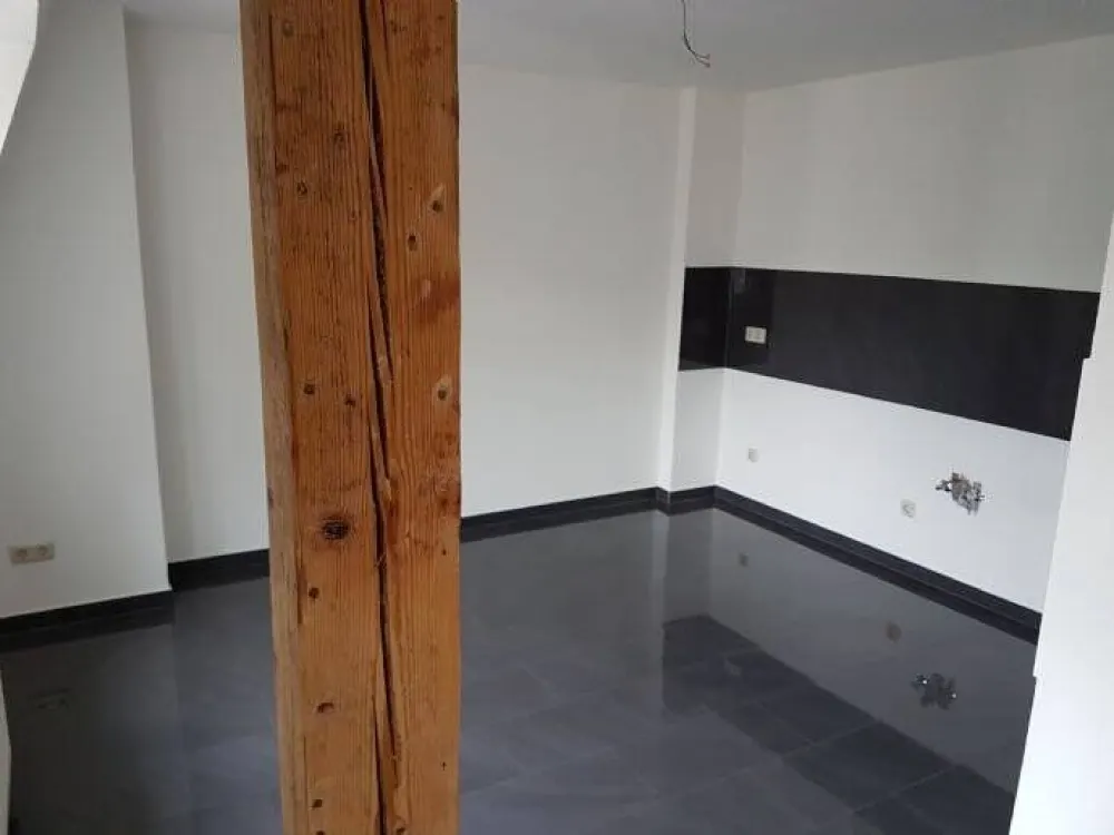 Large 5-Room Old Building Apartment + Bathtub + Large Eat-In Kitchen
