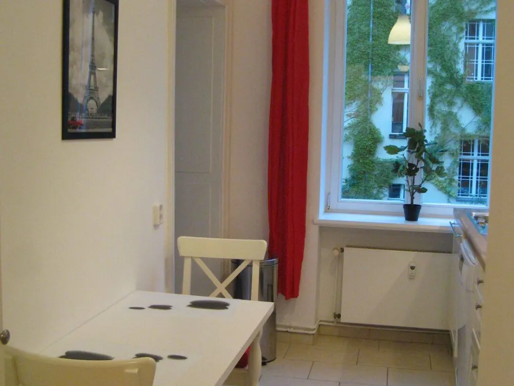 schöne, helle, ruhige 3 Zi. Wohnung in Prenzlauer Berg am Kollwitzplatz - voll möbliert - befristet