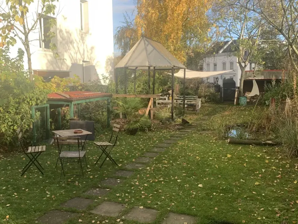 Living in a Green Oasis: Stylish 1-Room Garden Apartment with Built-in Kitchen and Pellet Stove