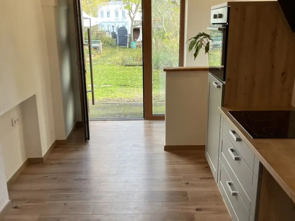Living in a Green Oasis: Stylish 1-Room Garden Apartment with Built-in Kitchen and Pellet Stove