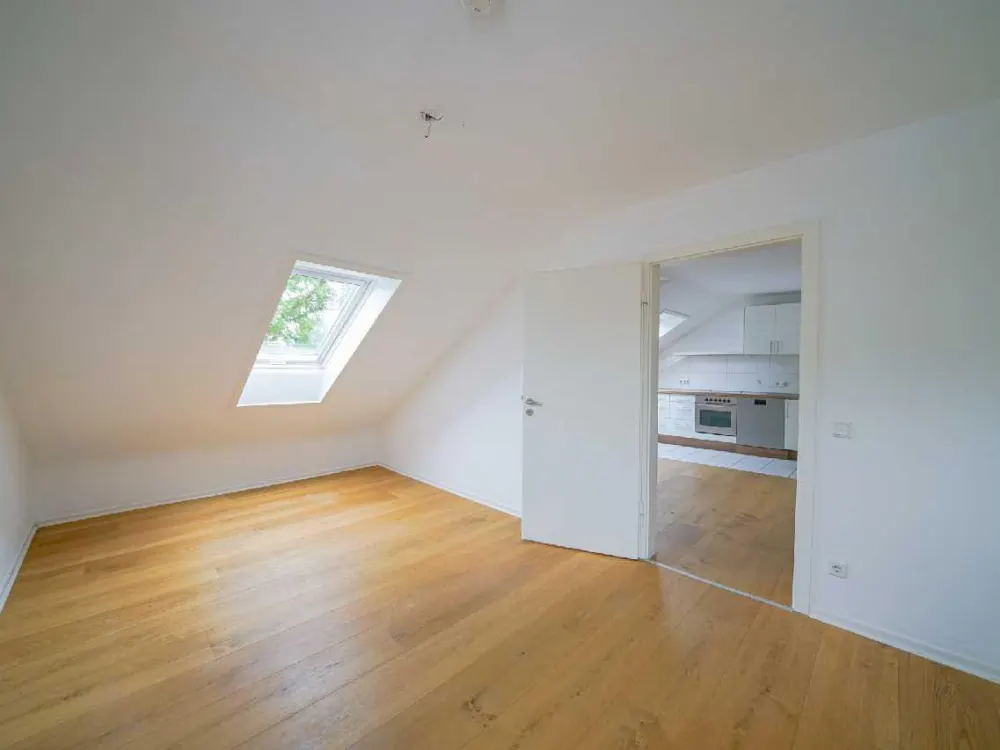 Ratingen-Süd: Gemütliche 3-Zimmer-Dachgeschosswohnung mit EBK und Gartenmitbenutzung im Grünen
