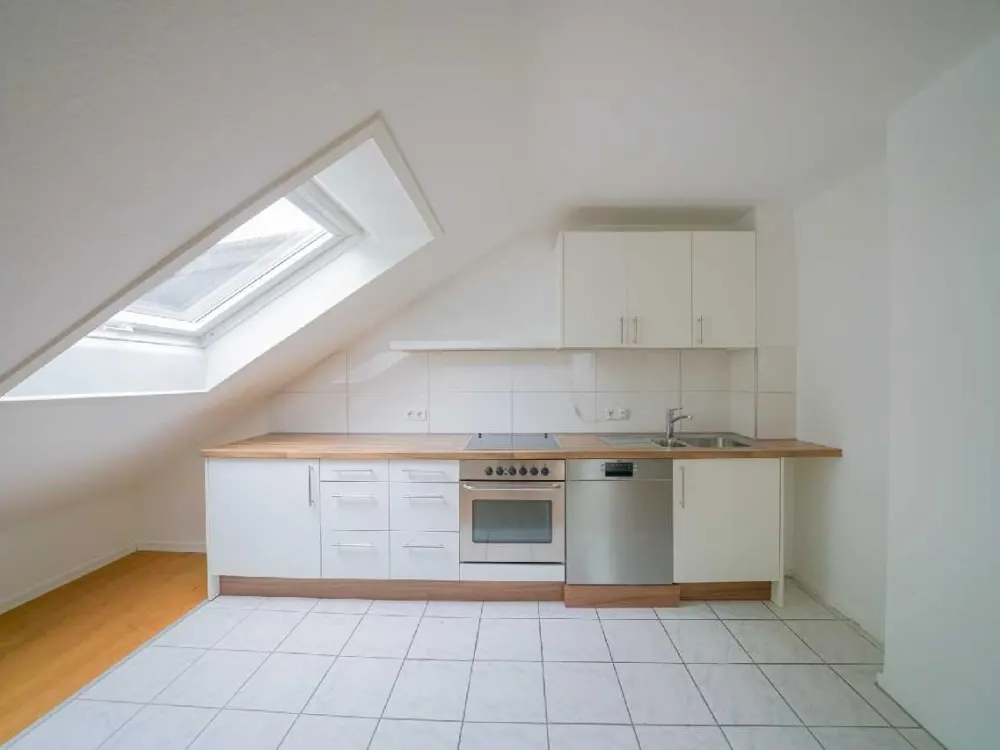 Ratingen-Süd: Gemütliche 3-Zimmer-Dachgeschosswohnung mit EBK und Gartenmitbenutzung im Grünen