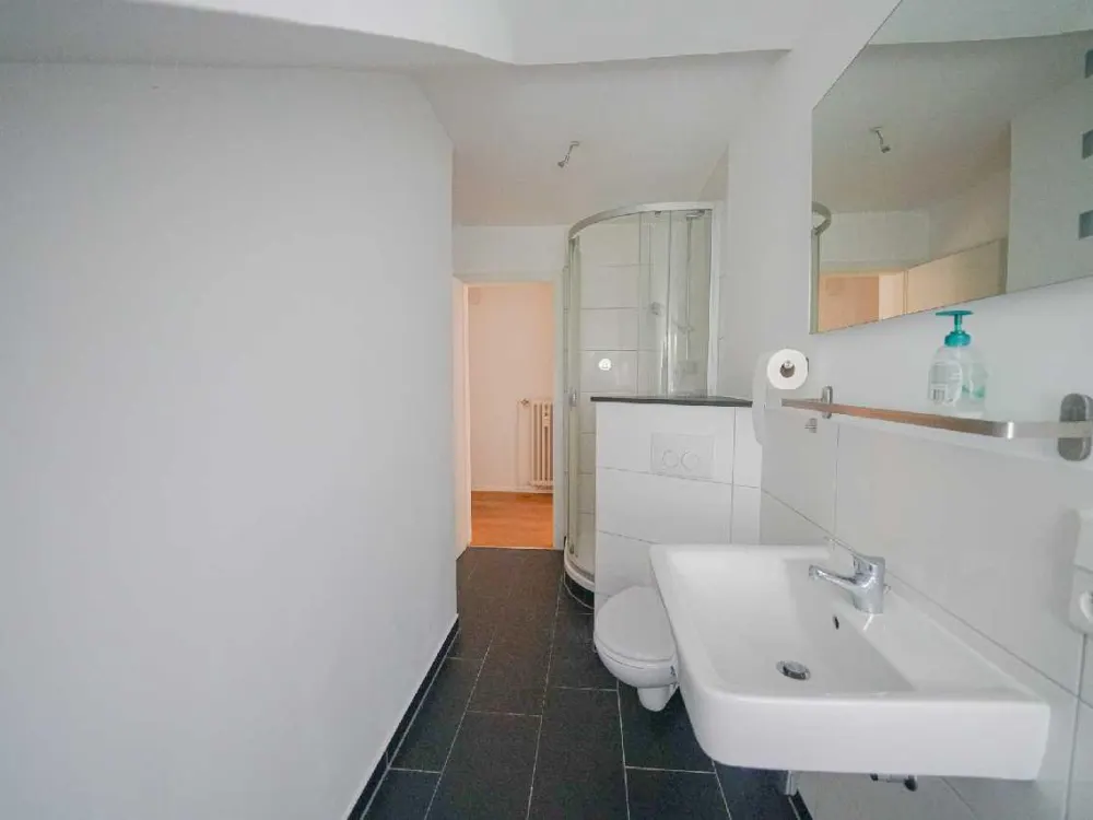 Ratingen-Süd: Gemütliche 3-Zimmer-Dachgeschosswohnung mit EBK und Gartenmitbenutzung im Grünen