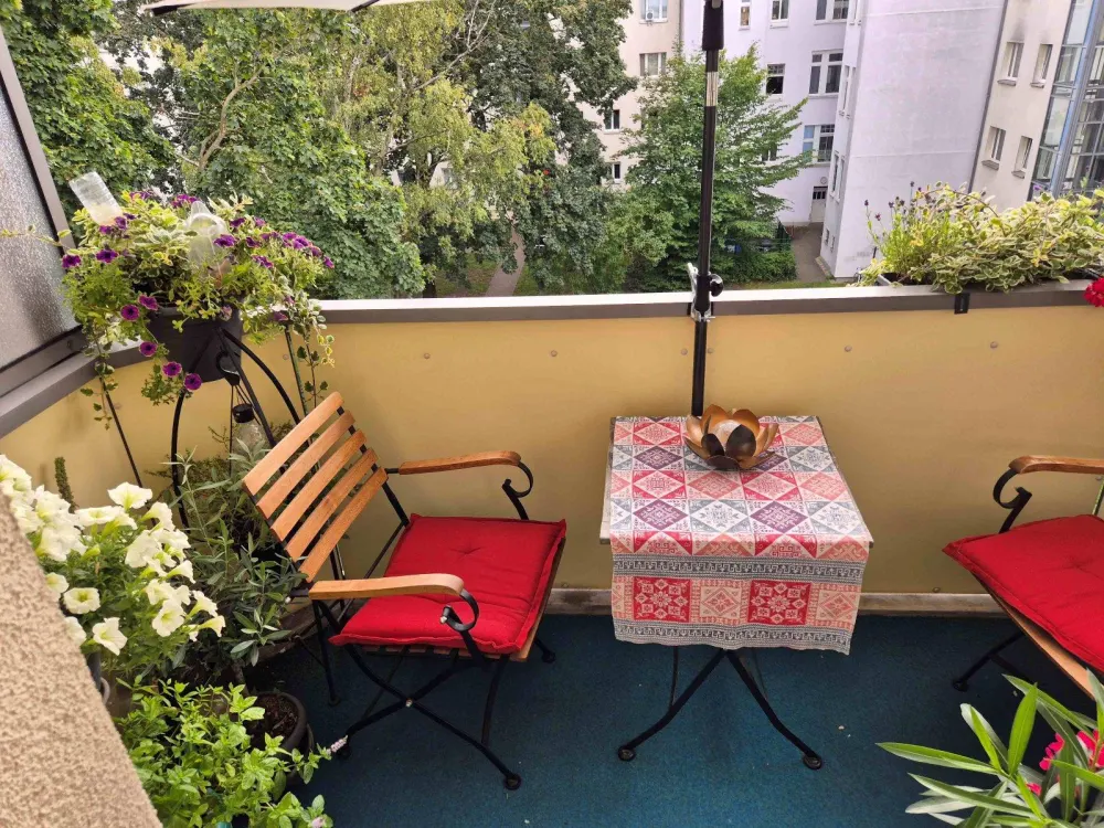 Helle 2 Zi-Wohnung Balkon Grünblick 40 qm 3. OG Warmmiete 840€
