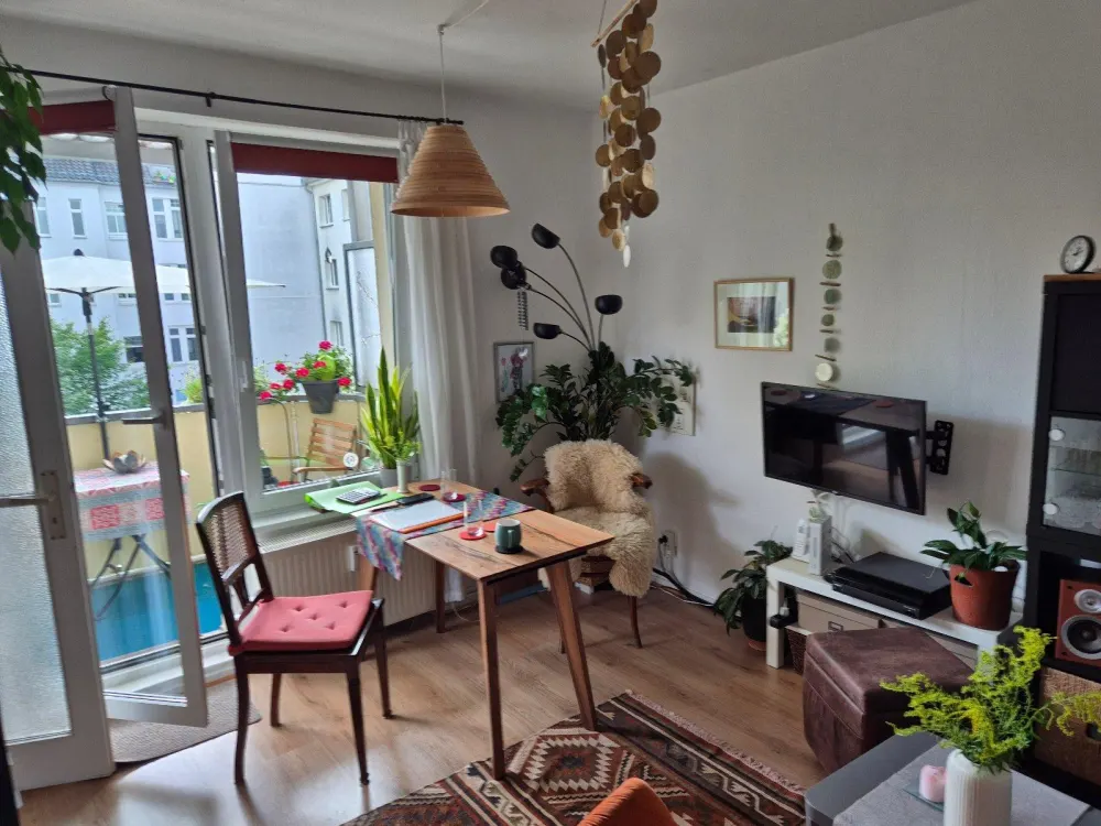 Helle 2 Zi-Wohnung Balkon Grünblick 40 qm 3. OG Warmmiete 840€