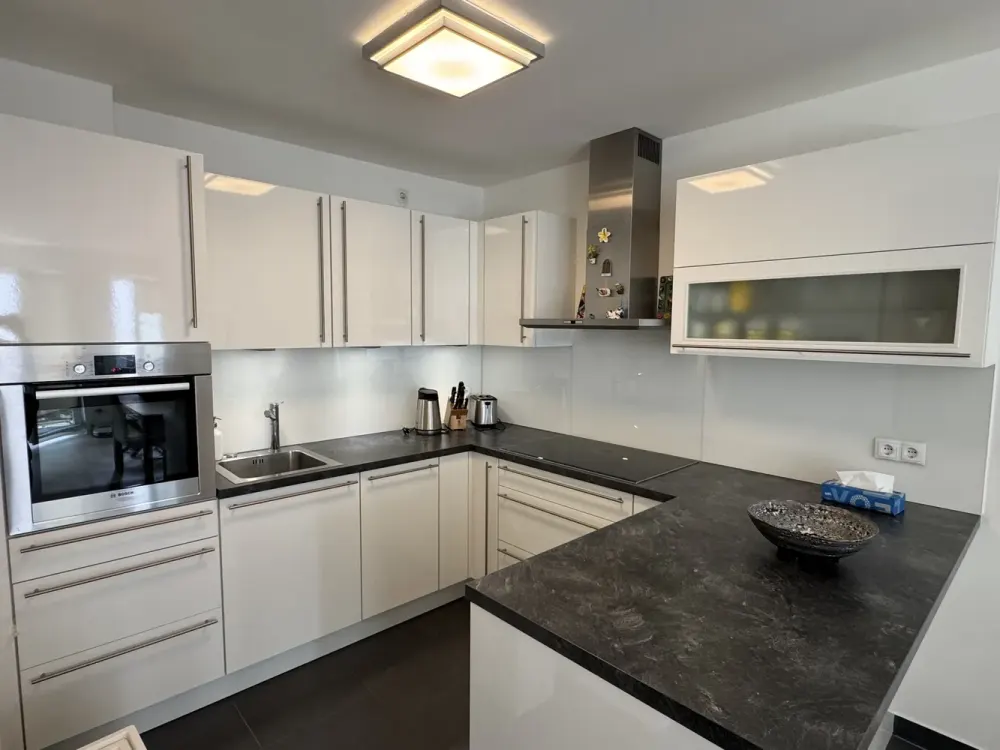 Exklusiv möblierte 2-Zi.-Wohnung mit Südbalkon, Tiefgarage & hochwertiger Ausstattung in Trudering