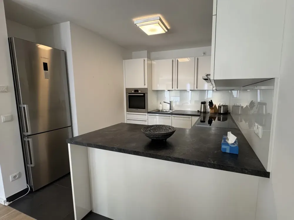 Exklusiv möblierte 2-Zi.-Wohnung mit Südbalkon, Tiefgarage & hochwertiger Ausstattung in Trudering