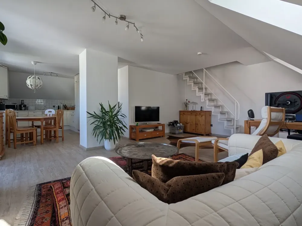 Attraktive Dachgeschosswohnung mit Studio