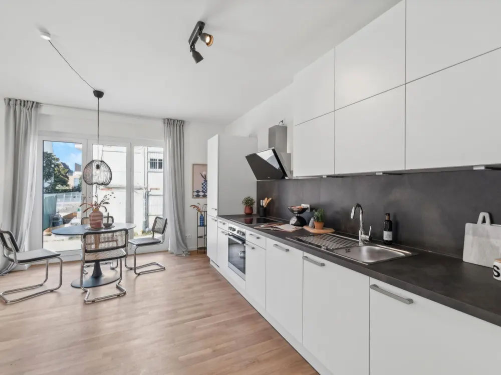 Moderne 3-Zimmer-Wohnung: Stilvoller Neubau in attraktiver Lage mit Einbauküche und Balkon