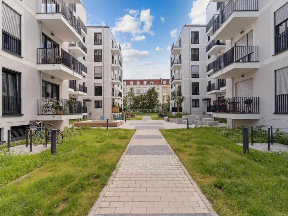 Moderne 3-Zimmer-Wohnung: Stilvoller Neubau in attraktiver Lage mit Einbauküche und Balkon