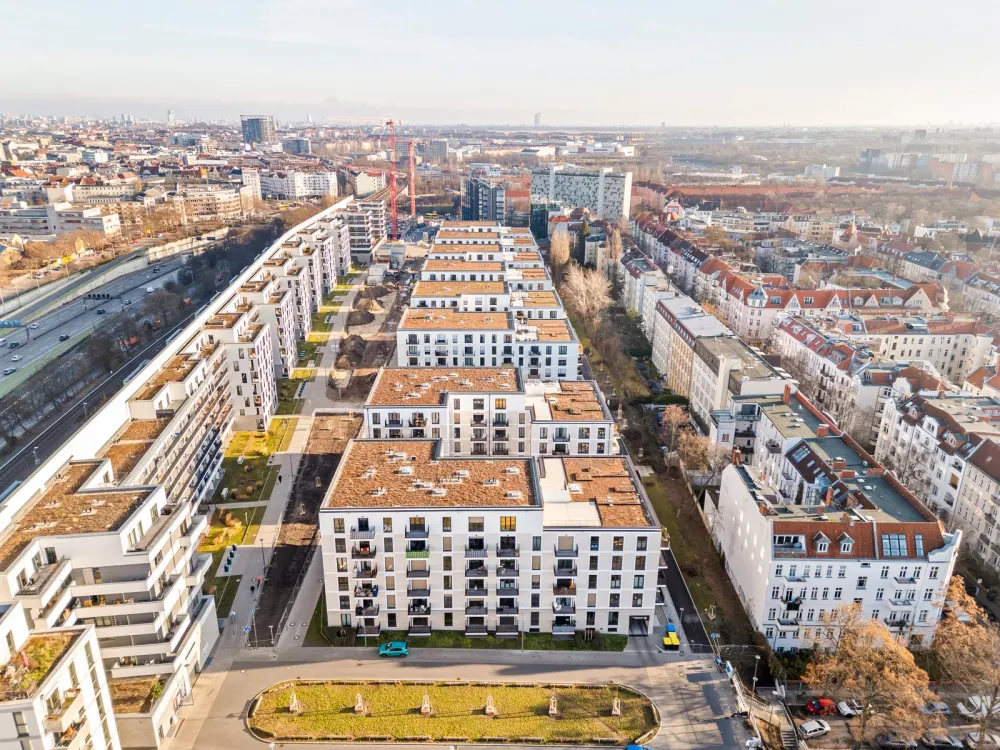 Moderne 3-Zimmer-Wohnung: Stilvoller Neubau in attraktiver Lage mit Einbauküche und Balkon