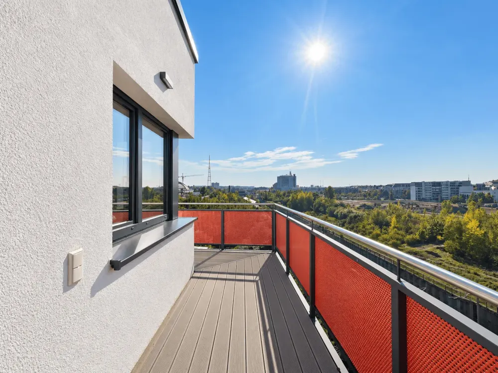 NEUBAU AM NEUEN PARK | Offener Wohnbereich, Einbauküche und Balkon mit Südwestsonne