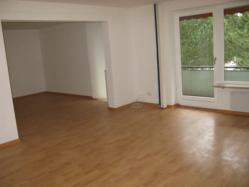 Großzügige und modernisierte 3,5-Zi.-Whg. mit Balkon und TG-Stellplatz in Marienthal