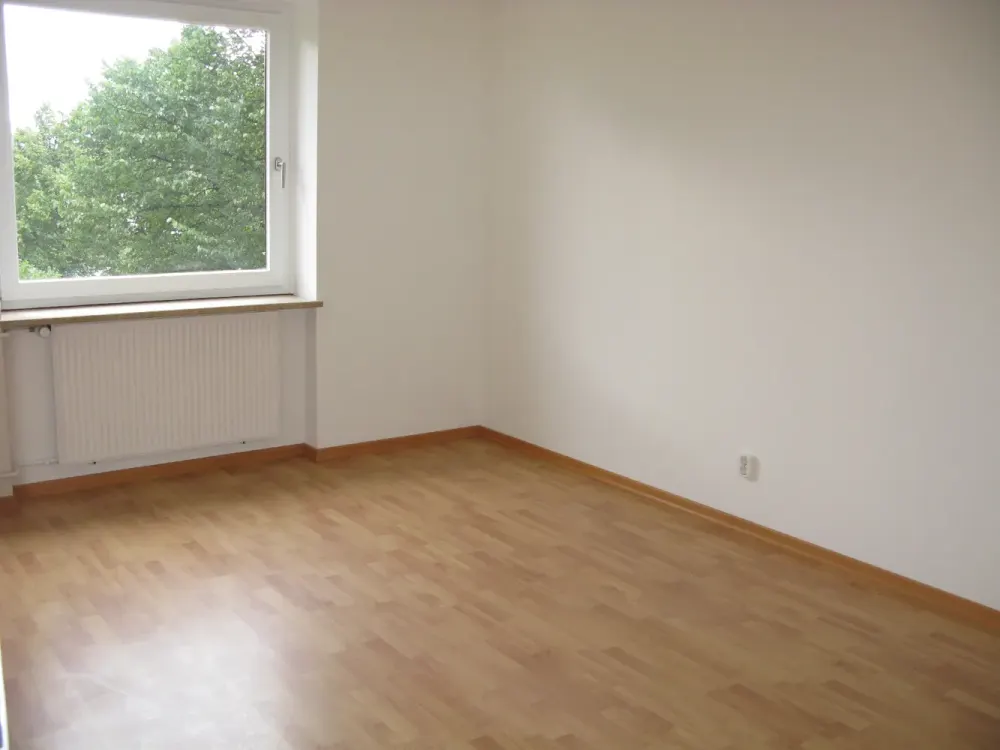 Großzügige und modernisierte 3,5-Zi.-Whg. mit Balkon und TG-Stellplatz in Marienthal