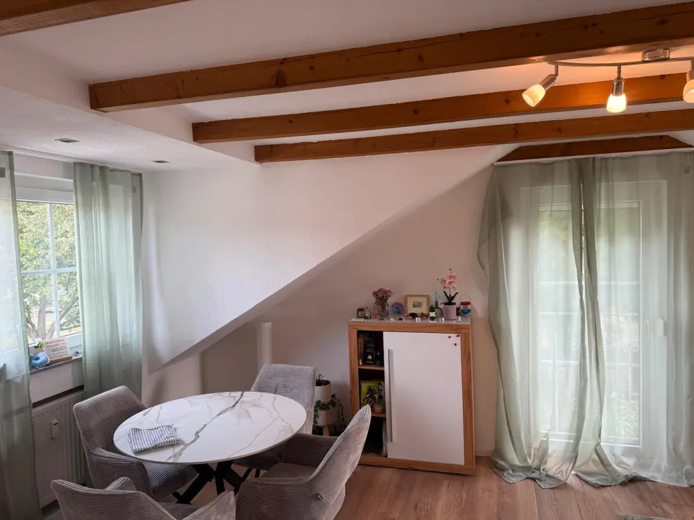 Dachgeschoss Drei Zimmerwohnung zum vermieten