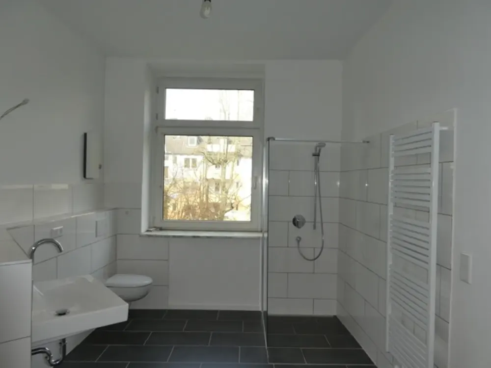 +++ sanierte Erdgeschosswohnung +++ perfekt als 4er-WG geeignet +++ ruhige Seitenstraße +++