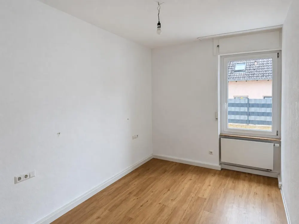 Lichtdurchflutete, sanierte 3-Zimmer-Wohnung mit EBK, Garten & Stellplatzoption zentral in Ettlingen