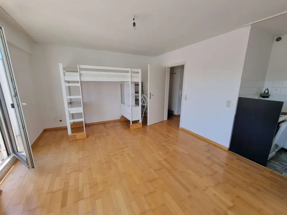 شقة غرفة واحدة مشرقة مع شرفة